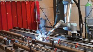 Die verwendeten Systeme und Komponenten müssen für Funkenflug und die damit verbundenen höheren Temperaturen robust genug ausgelegt sein.  (Bild: Igus)