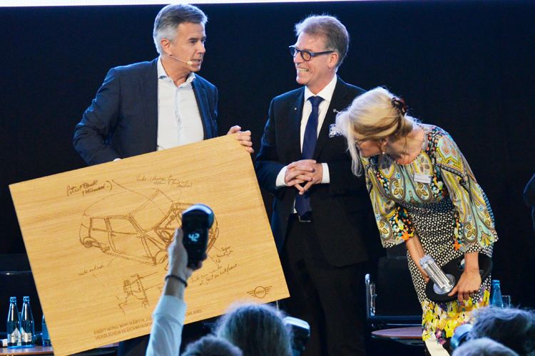 Um da mithalten zu können, musste sich BMW-Vorstand Peter Schwarzenbauer (links) ganz schön ins Zeug legen. (Bild: Rehberg / »kfz-betrieb«)