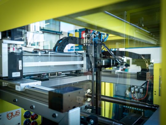 Das schmierfreie Raumportal ist in einem Aufbau in den Spritzgießautomaten integriert und benötigt keinen zusätzlichen externen Platz. Es ist Teil des Low-Cost-Automation-Angebots von Igus.(Bild:  Igus)