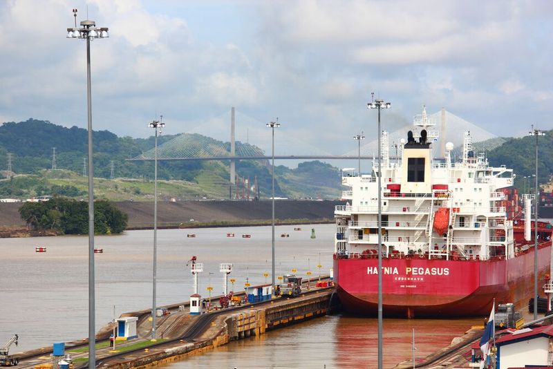 Auf beiden Seiten des Panamakanals (hier ein Bild aus 2022) stauen sich derzeit Schiffe, die nur mit Verzögerung durch die Wasserstraße fahren dürfen.