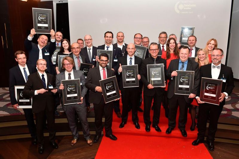 Zum Gruppenfoto durften dann alle noch einmal eng zusammenrücken. Die Urkunden hatten mit Lisa Jasmin Nieberle, Sarah Aust und Alina Diekmann (Mitte rechts, von links) drei charmante Mitarbeiterinnen der Vogel-IT-Akadmie übergeben. Als Laudator war Insider-Redakteur Stephan Augsten (links unten) eingesprungen. (Bild: VIT)