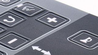 Fingerführende Prägungen, hinterleuchtete Symboliken und Verschwindeeffekte unterstützen die sichere, ergonomische Maschinenbedienung (Griessbach)