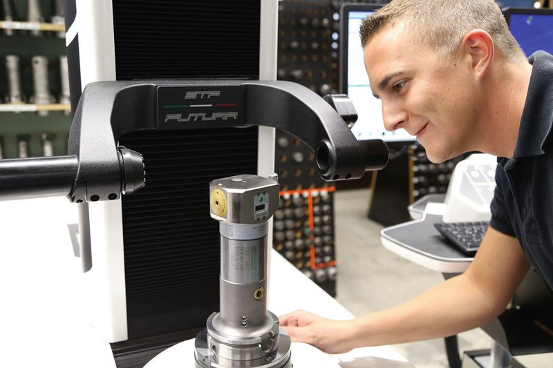 Hier wird ein Big-Kaiser-Ausdrehwerkzeug in die Speroni-Messmaschine eingesetzt, um abschliessend vollautomatisch vermessen zu werden inklusive Datenübergabe an die CNC-Steuerung. (Bild: Matthias Böhm)