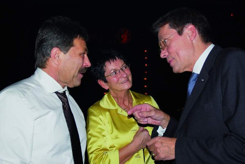 Das perfekte Team: Kurt Gutmann (li.) mit Ehefrau Helene (Mitte) im Privaten und mit Dr. Jürgen Behrend von Hella im Geschäftlichen.  (Foto: Gutmann)