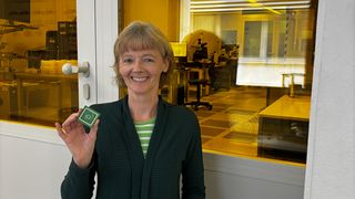 Le professeur Monika Saumer, docteur en sciences naturelles, de l'université de Kaiserslautern, développe des systèmes d'électrodes 3D permettant, par exemple, de reproduire l'innervation de cultures d'organoïdes complexes. (Bild: Université de Kaiserslautern)