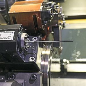 Dünner Einlippenbohrer, um eine Kanülierung für Knochenzement in Knochenschrauben einzubringen.(Bild:  Teamtec)