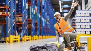 Unternehmen investieren schon jetzt Geld und Zeit in den Arbeitsschutz, aber am Ende kommt es dann doch regelmäßig zu kleineren und größeren Arbeitsunfällen. Das liegt  oftmals daran, dass das Hauptaugenmerk auf dem technischen Arbeitsschutz liegt. Die heutigen Arbeitsunfälle werden in den meisten Fällen allerdings im Kopf von Führungskräften und Mitarbeitern verhindert. (Bild: © dusanpetkovic1 - stock.adobe.com)