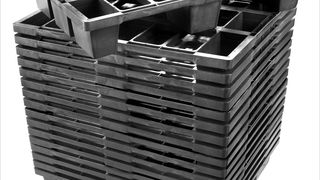 Nestbare und damit volumensparende Cabka-Kunststoffpaletten können die Lager- und Transportkosten senken. (Bild: Cabka)