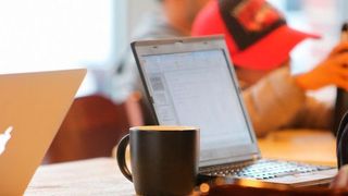 Wenn Umgebung und technische Ausstattung stimmen, können Menschen überall dort effizient arbeiten, wo es einen Internetanschluss gibt. (gemeinfrei)