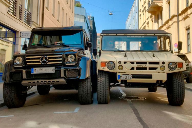 Selbst gegenüber einem Mercedes G-Modell mit Portalachsen wirkt der Mega Crusier immer noch stattlich. (Bild: megacruiser.de)