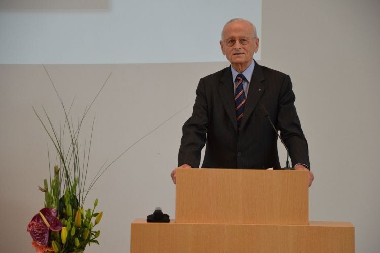 Carl Hahn, ehemaliger Vorstandsvorsitzender der Volkswagen AG, sprach über Herausforderungen für die Automobilbranche und den Technologiestandort Deutschland. (Foto: Achter)