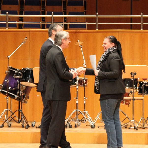 Prof. Ulrich Lehner, Präsident der IHK-Düsseldorf, übergibt Jennifer Baseler ihre Urkunde als eine der besten Auszubildenden 2013. (Bild: Jürgen Baseler/Max-Planck-Institut für Eisenforschung)