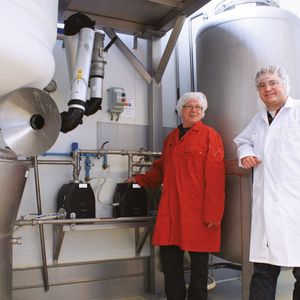 Wim Ekkelkamp, Technischer Leiter im Lab-Ofichem-API-Werk und Remco Vree Egberts (re.), R&D Manager und Projektleiter, haben sich für eine luftbetriebene Doppelmembranpumpe der Almatec-E-Serie entschieden. Diese ist Atex-konform, ermöglicht einen vollständig leckagefreien Betrieb und ist für die Verarbeitung von Gefahrstoffen zugelassen.