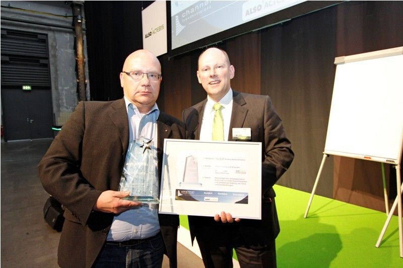 Jens Braeuker (links), Geschäftsführer von  IT-Consulting, erhält den Preis für herausragendes und profitables Umsatzwachstum durch Guido Wirtz, Vice President Customer Consulting bei ALSO Actebis. (Archiv: Vogel Business Media)