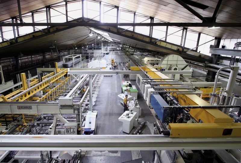 Rund 80 Prozent seines Umsatzes generiert die Alumium Laufen AG mit der Produktion von Alumium-Profilen (im Bild: Strangpressanlage). (Aluminium Laufen) (Archiv: Vogel Business Media)
