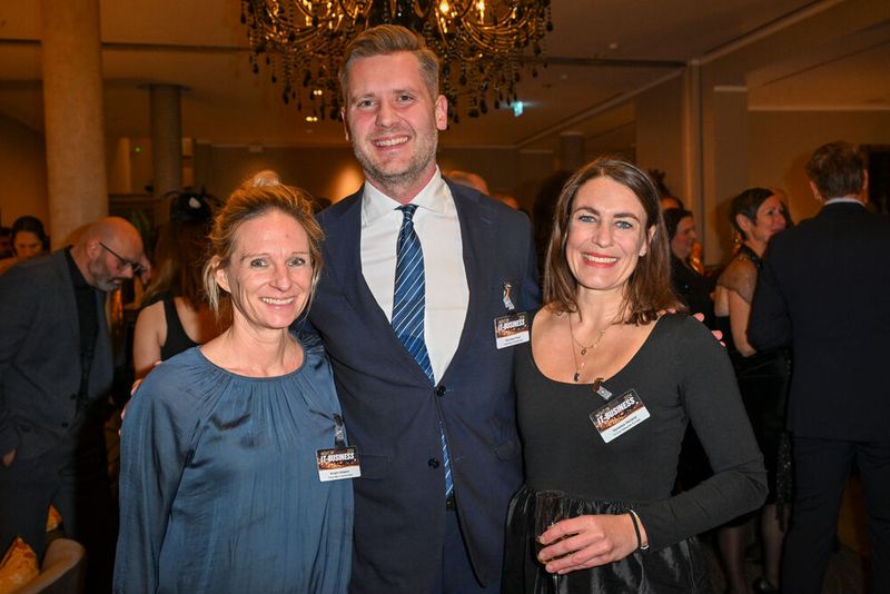 Kristin Köbelin und Nicholas Pook (Trend Micro) mit Vanessa Heiland (TXOne). (Bild: Hannes Magerstädt)