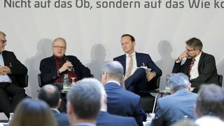 Podiumsdiskussion Versorgungssicherheit trotz Kohleausstieg. Teilnehmer von links nach rechts: Joachim Vanzetta (Amprion), Achim Zerres (Bundesnetzagentur), Dr. Uwe Liebelt (BASF), Prof Dr. Marc Bettzüge (EWI), Moderator Klaus Stratmann (Handelsblatt) (Jens Schicke)