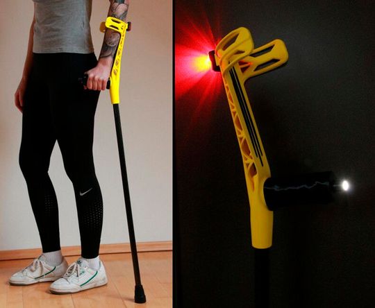 Der Prototyp der Unterarmgehstütze besteht aus einem 3D-gedruckten Oberteil und einem Carbon-Rohr als Unterteil. Ein Front-und Rücklicht komplettieren das Design.(Bild:  Veronika Selmaier/HS Landshut)