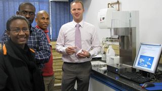 Die Einrichtung des FT4 zur Charakterisierung von Metallpulvern umfasste ein zweitägiges Schulungsprogramm vor Ort, das von einem Spezialisten des Freeman-Teams durchgeführt wurde.  (Bild: Freeman Technology)