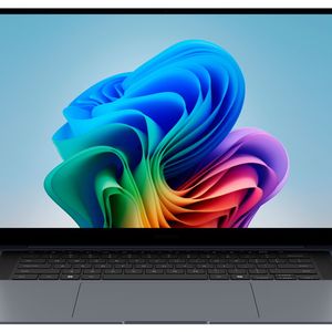 Für das Display nutzt Samsung ein AMOLED-Panel mit Toucherkennung und bis zu 120 Hz Bildwiederholrate.  (Bild: Samsung)