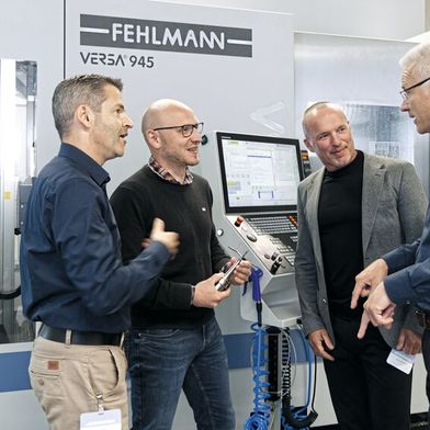 Escha, Fehlmann, Gibas und Evomecs arbeiteten von Anfang an eng zusammen, um die technischen, organisatorischen und digitalen Anforderungen optimal aufeinander abzustimmen. V. l. n. r.: Alain Strebel (Verkaufsleiter Nord-Europa, Fehlmann), Benjamin Unruh (Projektmanager, Escha), Enrico Akkerman (CCO, Gibas) und Peter Potjans (Fehlmann). (Bild: Fehlmann)