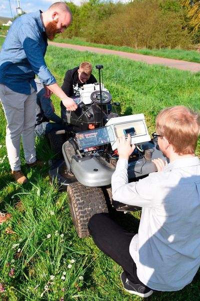 Die innenliegende Fläche mäht er dann selbstständig. Sensoren helfen ihm, Hindernissen auszuweichen und Unfälle zu vermeiden. (Bild: TH Bingen)