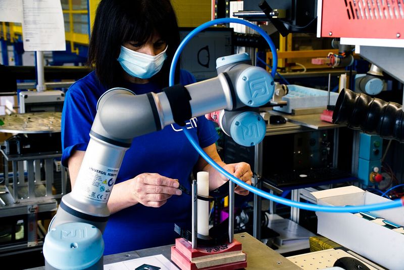 Automatisierung sichert heute schon langfristg den Erfolg. Die einsatzflexiblen Leichtbau-Cobots von Universal Robots helfen hier etwa beim Dispergieren. (Bild: Universal Robots)