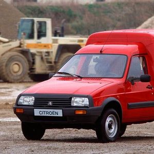 Im Oktober 1984 erschien der C15. Die Karosserie glich bis zur B-Säule der des Visa, der hintere Teil des Wagens war eigenständig konstruiert und der Radstand verlängert. Der C15 war auch in einer verglasten Version mit fünf Sitzplätzen (Familiale) und in einer Version mit verlängertem Aufbau und einer zusätzlichen seitlichen Tür (Rallongé) lieferbar. (Bild:  Citroën)