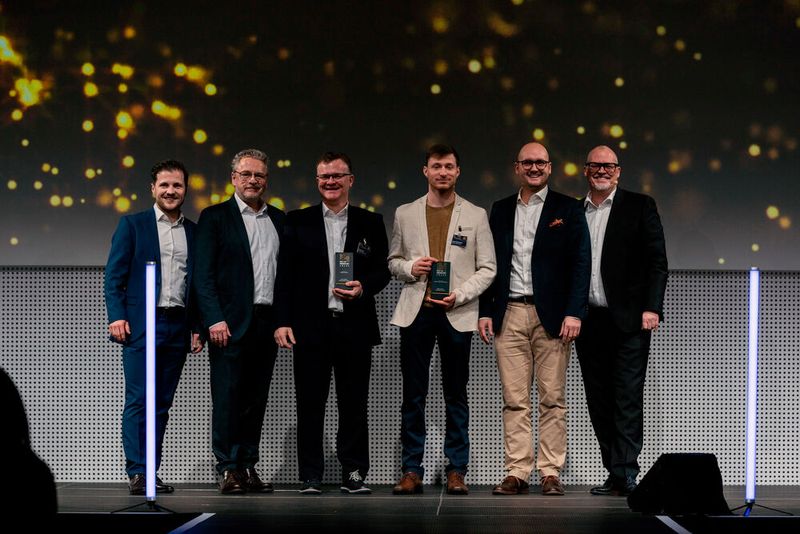 Die BOI-Sieger in den Kategorien Medizintechnik und Labor- und Analysentechnik mit Chefredakteur Marc Platthaus (r.). (Bild: Vogel Communications Group / Human)
