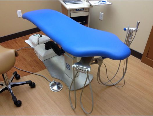 Bild 7: Dieser Behandlungsstuhl lässt sich in der Höhe stufenlos verstellen. Die integrierten Druck- und Saugluft-Schläuche und die Stromleitung machen dabei jede Bewegung problemlos mit. Damit dabei kein Kabelbruch entsteht oder die Schläuche gequetscht werden, wurde eine Energiekette verwendet, die zudem das ästhetische Design des Stuhls untermalt. (Bild: Acela Design)