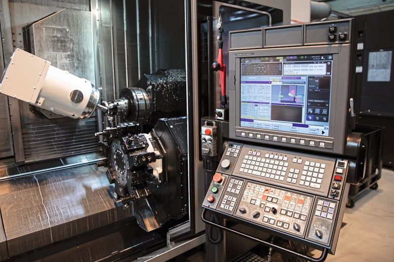 Einfach programmieren: Die Steuerungen zeitgemässer Bearbeitungszentren ermöglichen, die verwickelten Abläufe durch Interpolieren und Synchronisieren mehrerer Achsen exakt zu steuern.  (Horn/Sauermann)