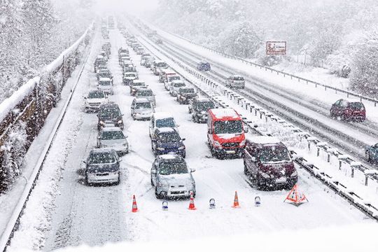 Im Winter müssen Mitarbeiter Vorkehrungen treffen und beispielsweise bei stauanfälligen Strecken entsprechende Zeitpuffer einbauen. (Bild:  ©Rico Löb - stock.adobe.com)