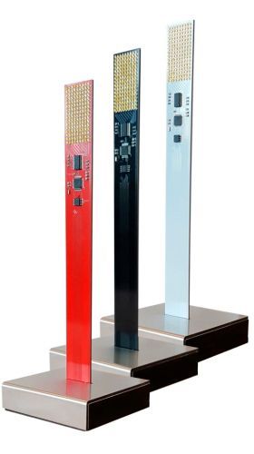 LED Flame (Stand: 30): Traditionelles Kerzenlicht trifft high-tech Elektronik-Design. Eine Matrix aus kleinsten elektronischen Bauteilen (SMD-LEDs) simuliert eine Kerzenflamme. Der Effekt ist verblüffend realistisch durch die hohe Leuchtkraft und zusätzlicher Auflösung durch 256 Helligkeitswerte pro LED. Die bewegte Flamme ist eine Kopie einer echten Kerzenflamme (Videoaufzeichnung) und wirkt dadurch sehr realistisch. Die komplette Elektronik ist für den Betrachter offengelegt. Digitale Elektronik und analoges Kerzenlicht im Einklang.  (Bild: Rainer Maghun)