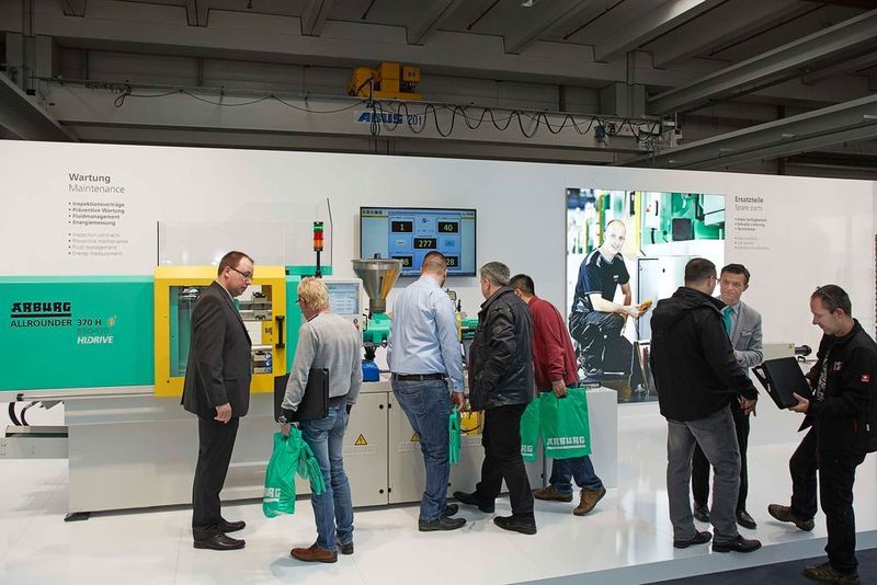 Im speziellen Servicebereich präsentierte Arburg im Rahmen der Technologie-Tage 2017 unter anderem Praxisstationen, die das Thema Industrie 4.0 vertieften, und außerdem die präventive Instanthaltung zum Inhalt hatten. (Arburg)