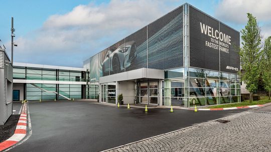 Im Eingangsbereich von Mercedes-AMG wird man bei der „weltweit schnellsten Familie“ willkommen geheißen.(Bild:  faktorzwei GmbH)