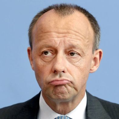 Abgestraft! Kein Grund zum lächeln hat die neue Bundesregierung unter Friedrich Merz. Denn eine Sonderbefragen unter Tausenden von Unternehmen, die vom Ifo-Institut initiiert wurde, brachte für die aktuelle Politik sozusagen die Schulnote vier ... (Bild: dpa)