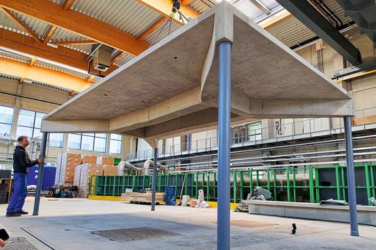 Was man hier sieht, ist ein Demonstrator einer Stahlbetondecke, die an der TU Wien mithilfe eines neuen Entwicklungsansatzes hergestellt wurde. Damit können viel Beton und CO2 eingespart werden, wenn sich die Innovation breitflächig durchsetzt.(Bild:  TU Wien)