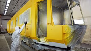 Im Schienenfahrzeug-Werk von Alstom in Görlitz wird man bald von bunt auf 3-Farb-Tarnmuster umstellen. Denn nun gehört es dem Rüstungskonzern KNDS und die Produktion schwenkt auf Panzerteile um. Leider wird es auch Jobs kosten. (Bild: Alstom)
