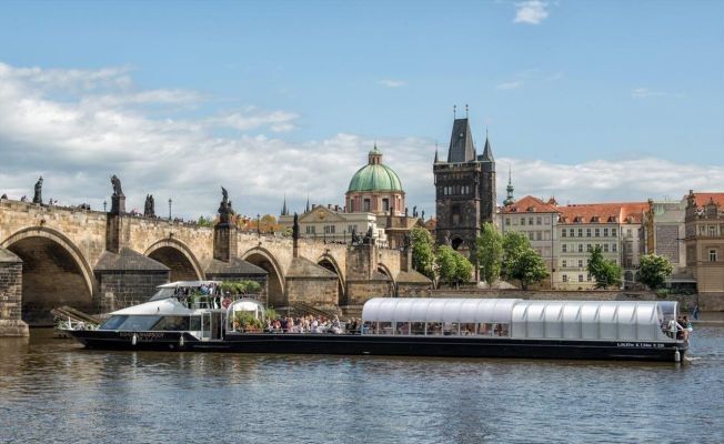 Bohemia Rhapsody auf ihrer Fahrt durch Prag: Die enge Moldau stellt hohe Anforderungen an die Manövrierbarkeit des großen Schiffes. (Prague Boats)