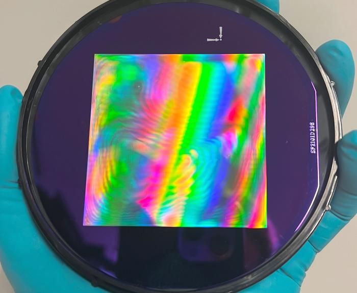 Eine Membran zu den Sternen Forscher der Brown University und der TU Delft haben eine neue Methode entwickelt, um ultradünne, hochreflektierende Membranen für Lichtsegel zu entwerfen und zu fertigen, die eines Tages interstellare Reisen ermöglichen könnten. Diese Membranen sind nur 200 nm dick, aber 60 mm x 60 mm groß, und bestehen aus einer Oberfläche, die mit Milliarden nanoskaliger Löcher durchzogen ist.  Die einzigartige Struktur reduziert das Gewicht der Membran und erhöht gleichzeitig ihre Reflektivität, was bedeutet, dass sie mehr Lichtdruck aufnimmt und dadurch schneller beschleunigen kann. Die Forscher verwendeten maschinelles Lernen, um das Design zu optimieren und das bestmögliche Verhältnis zwischen Gewicht und Reflektivität zu finden.  Diese Technologie könnte Projekte wie das Starshot Breakthrough Initiative unterstützen, bei dem Lichtsegel mit Mikroschiffen von Lasern beschleunigt werden. Dadurch könnte die Reise zu fernen Sternen von Tausenden auf nur wenige Jahrzehnte verkürzt werden. 