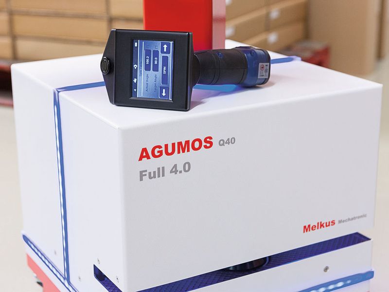 Die Kommunikation zur handlichen Fernbedienung der FTFs erfolgt über Funk. (Melkus Mechatronic)