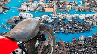 Teile mit Weile: Ersatzteilsuchende müssen auf Europas größtem Oltimerteilemarkt durchaus „Suchfleisch“ mitbringen. (Dominsky)