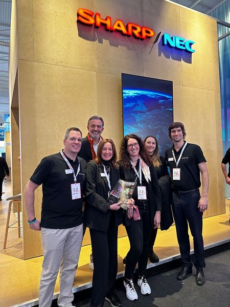 (v. l.) Markus Eisemann, Claudia Kölling und Elisabeth Dressler (Sharp NEC), Alexander Pfeil und Jana Räsch (mdt) und Martin Lienau (Sharp NEC). (Bild: Vogel IT-Medien)