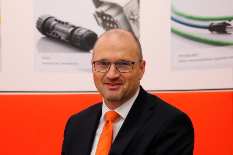 Laut Dr. Matthias Kirchherr, CSO Europe bei der U. I. Lapp GmbH, laufen in Deutschland 30 bis 40 % aller Bestellungen bei Lapp über digitale Kanäle. In anderen Ländern schwanke dies zwischen 0 und 50 %. Als wesentliche Neuerungen zeigte Lapp die Kabel Ölflex 408 P und Ölflex 409 P: Damit sich dort der hochfeste Polyurethan-Mantel  leichter abisolieren lässt, haben diese Kabel nun eine zwickelfüllende Funktionsschicht, welche die Andern beim Einschneiden zum Zweck des Abisolierens schützen soll. (Bild: Reinhold Schäfer)