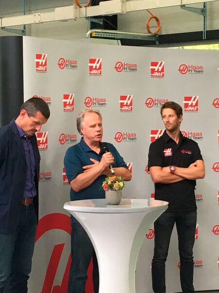 Invité par Urma AG, le distributeur suisse des machines Haas, lors de l'allocution de Gene Haas propriétaire et président de Haas Automation Inc. (et à droite le pilote Romain Grosjean) (JR Gonthier)