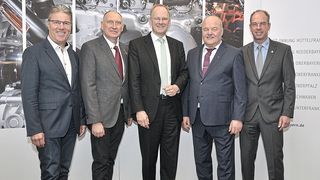 Führungskräfte des bayerischen Kfz-Gewerbes: (v. li.) Rudolf Angerer, stellvertretender Landesinnungsmeister, Günter Friedl, Vizepräsident, Thomas Koch, Leiter des Instituts für Kolbenmaschinen am Karlsruher Institut für Technologie, Albert Vetterl, Präsident und Landesinnungsmeister, Andreas Tröger, Obermeister der Innung Oberfranken. (Bild:Zietz)