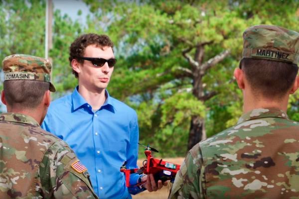 John Gerdes und sein Team. Der Armeeforscher  arbeitet an 3D-gedruckten Drohnen eng mit den U.S. Marines in Camp Lejeune, North Carolina zusammen. (Bild: David McNally, army.mil)