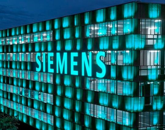 Die Region um Frankfurt am Main darf sich über eine neue Siemens-Entscheidung freuen. Denn zum einen will man zwei Werke ausbauen und neue Jobs schaffen. Und zum anderen denkt man an einen Neubau in Offenbach ...(Bild:  Siemens)