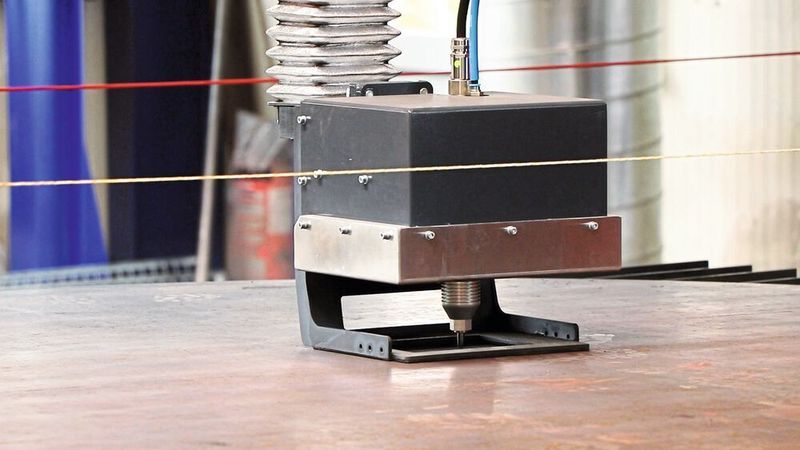 Das in die Schneidanlage integrierte Prägesystem dient dazu, in einem Arbeitsablauf die geschnittenen Bauteile zu kennzeichnen.  (ERL Automation)