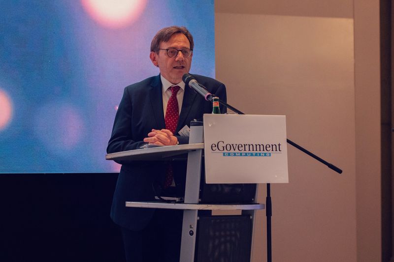 Der Chefredakteur von eGovernment Computing, Manfred Klein, begrüßt die Gäste. (Offenblen.de)